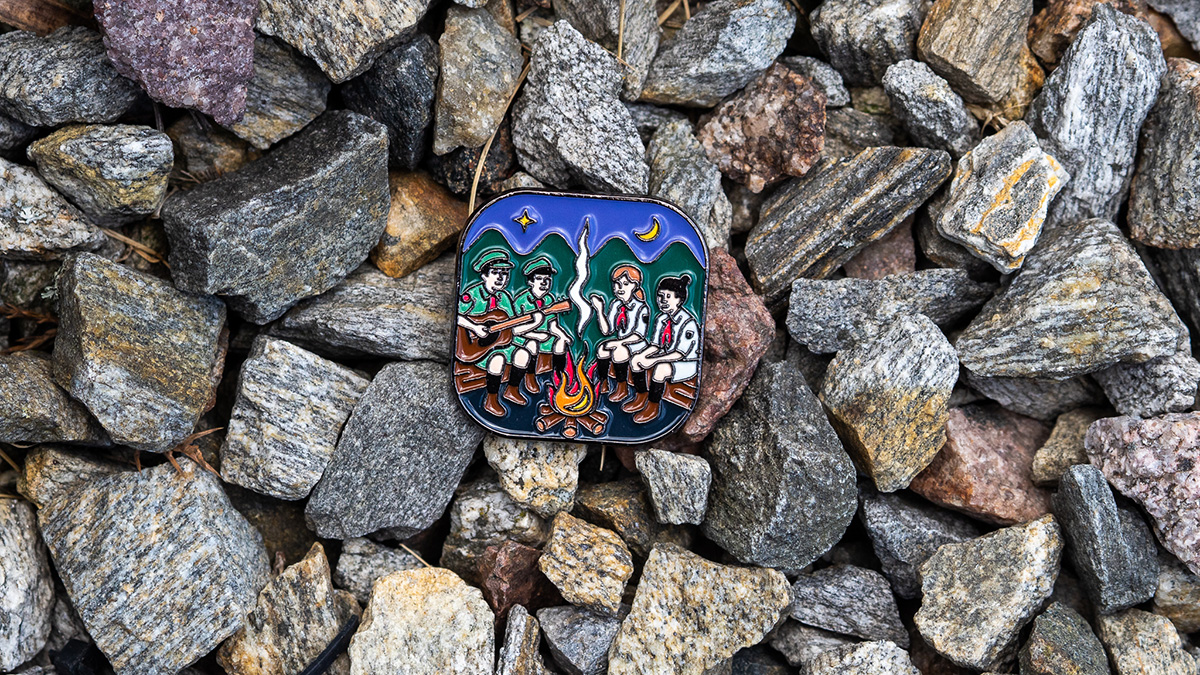 metalowy pin harcerze przy ognisku na obóz metalowy pin harcerze przy ognisku na obóz